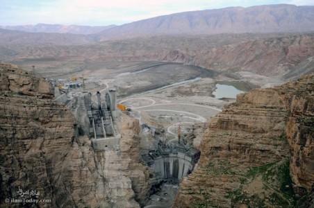   نمای بدنه و سریز سد و نیروگاه سیمره 